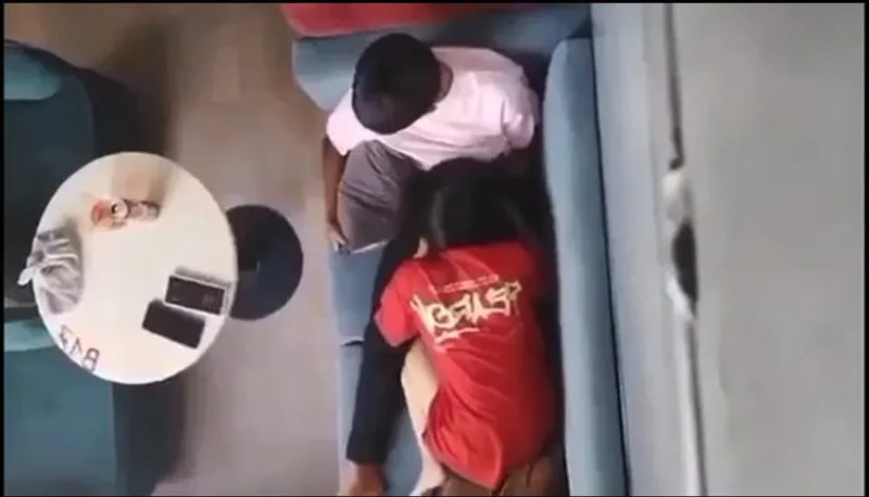 Quay lén nhân tình mút bú cho em người yêu nơi công cộng