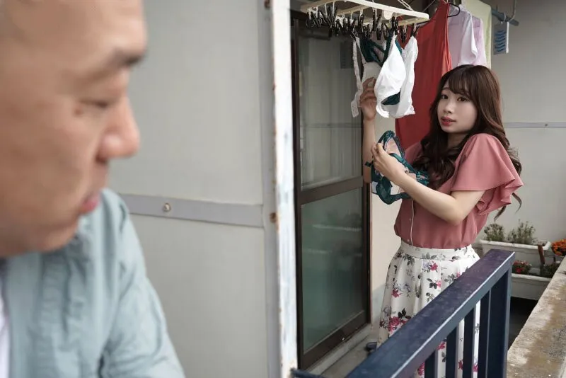 Gã nhà bên chuyên soi mói và cặp người vợ chồng thường xuyên rên la quá to