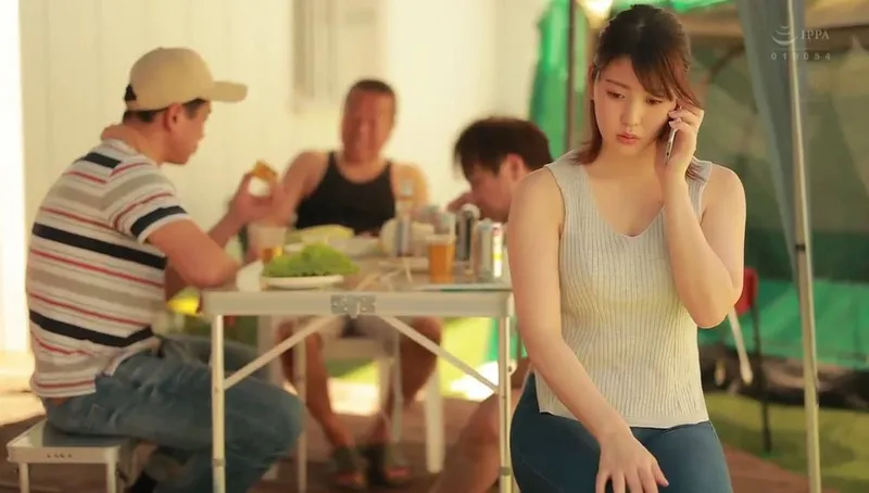 Anh xã khờ để bà xã tham gia sự kiện cắm trại với mấy gã cạnh bên nhà và cái kết