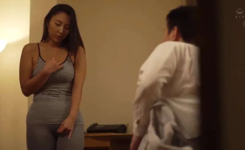 Gã chồng dẫn tiền bối cũ về nhà mà không biết là tình cũ của vợ