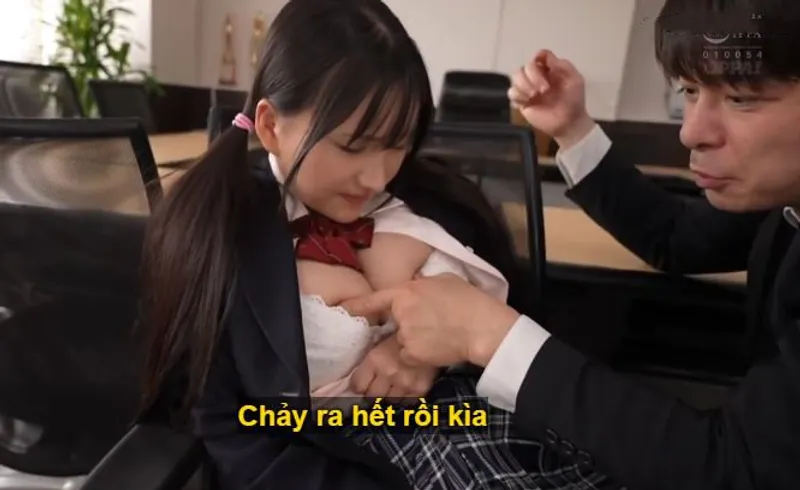 Trong suốt 3 năm, thầy giáo đã rèn luyện cô học trò ngực đẹp trở thành " bình chứa tinh"