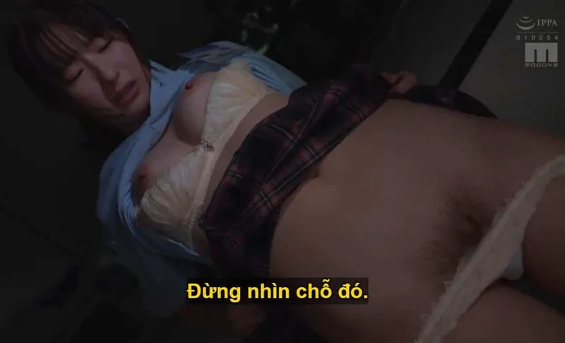 Ông sếp mưu tính "làm tình" ả nhân viên dưới quyền kiêu kỳ lười nhác, suốt ngày chỉ chăm chăm chat chit cùng trai.